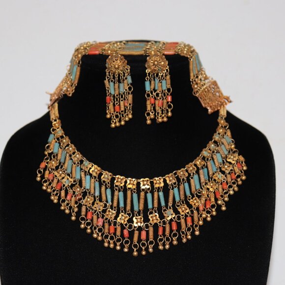 🌟 Vintage Gold, Coral & Turquoise Jewelry Set Necklace • Bracelet • Clip-On - Picture 2 of 7